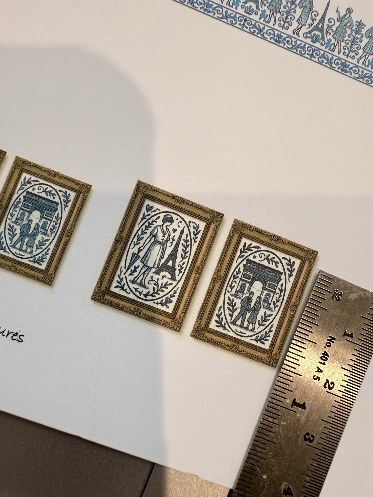 SET French Parisian wallpaper with rug & pictures