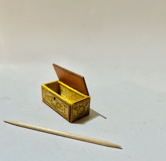 DECORATIVE COLLECTION. Travel chest 1/48th scale KIT
