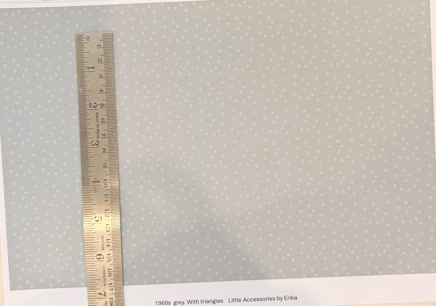 WALLPAPER 1980S GREY WITH TRIANGLES 1/48