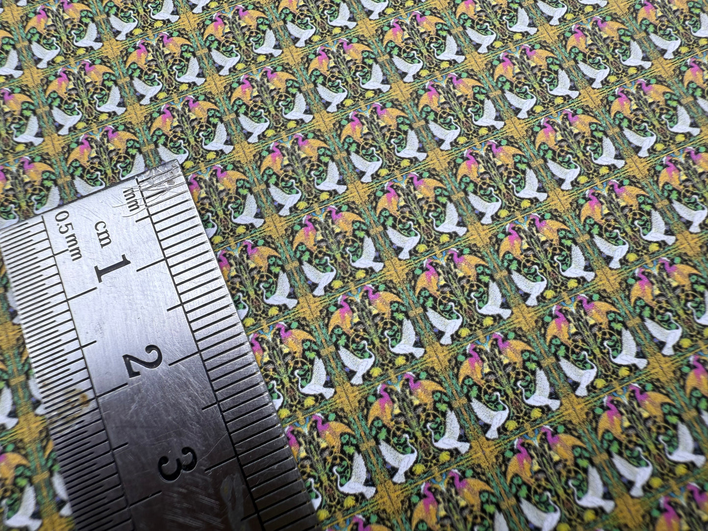 Wallpaper Art Nouveau 3 . Doves on green.