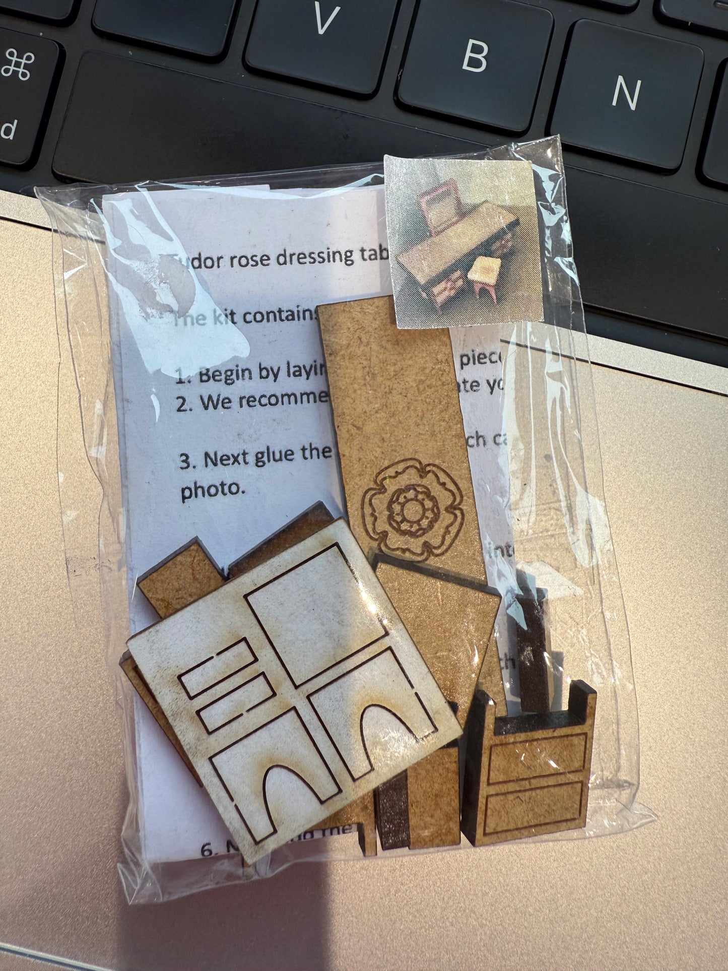 Tudor dressing table & stool 1/48 scale KIT