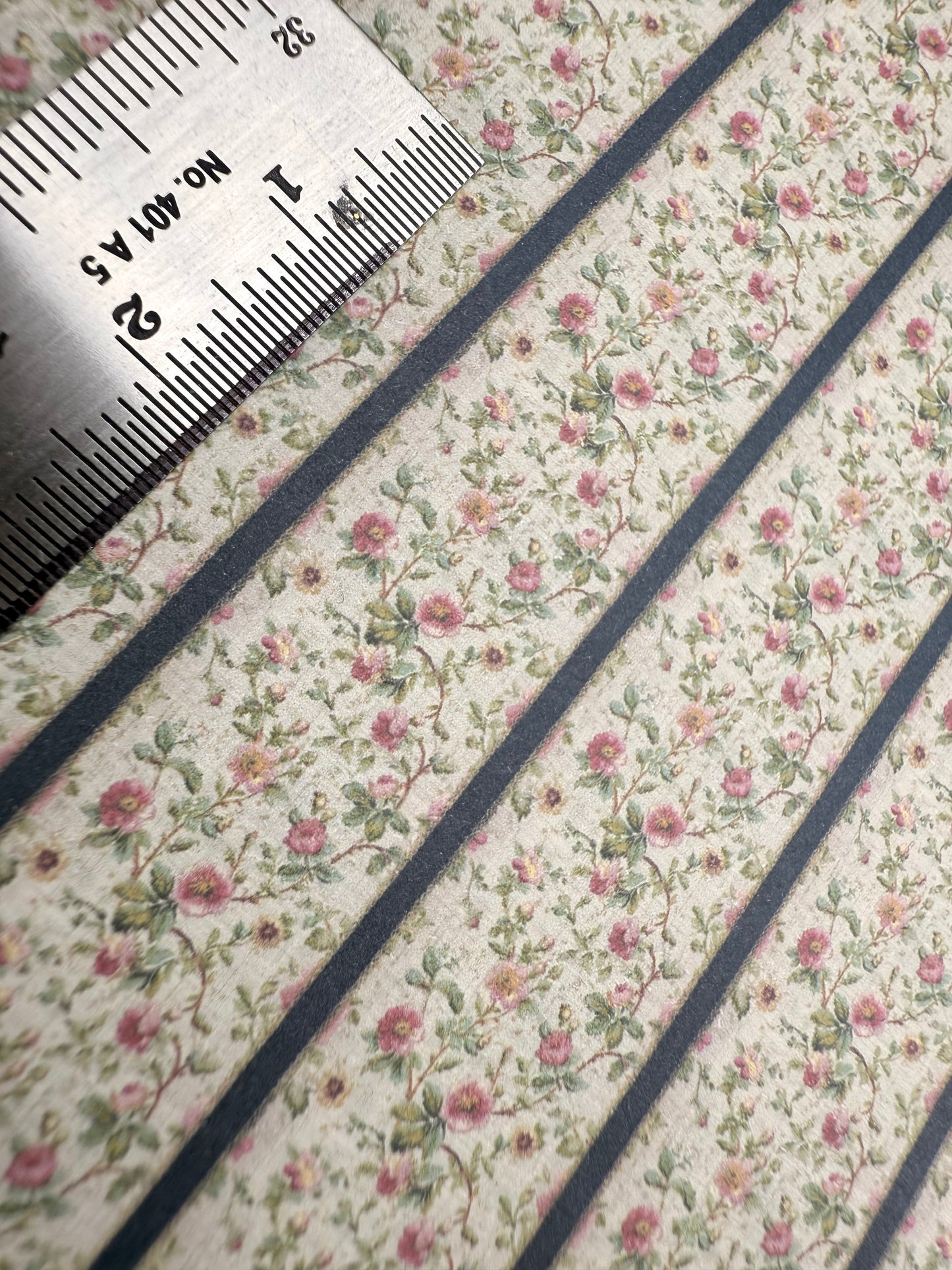 Wallpaper Victorian floral darker stripes