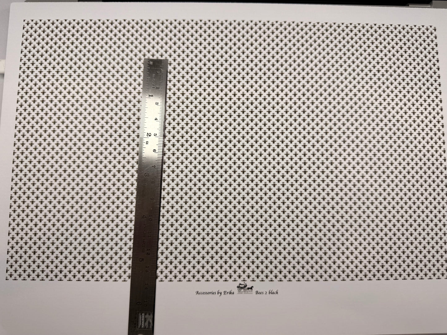 Wallpaper Bees 2 black 1/48scale