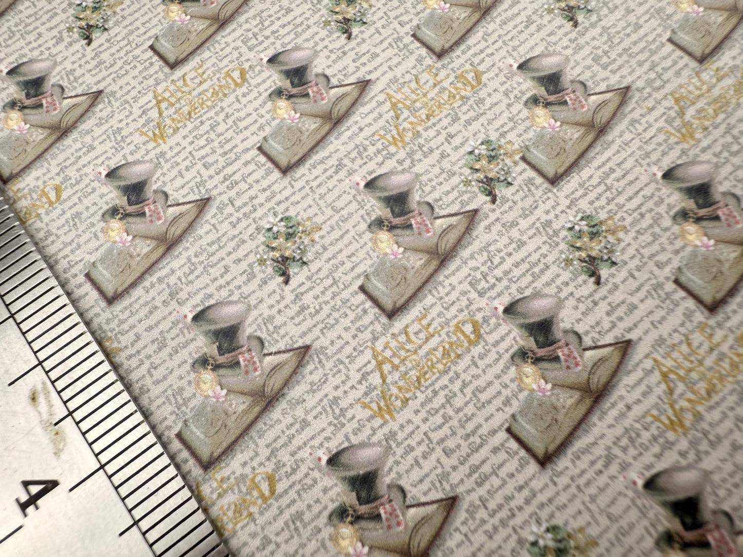 Wallpaper Alice Top hat & book