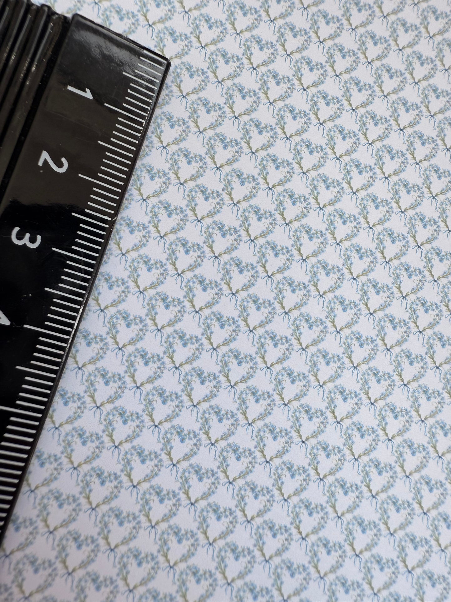 Wallpaper Victorian Forget me nots in hearts