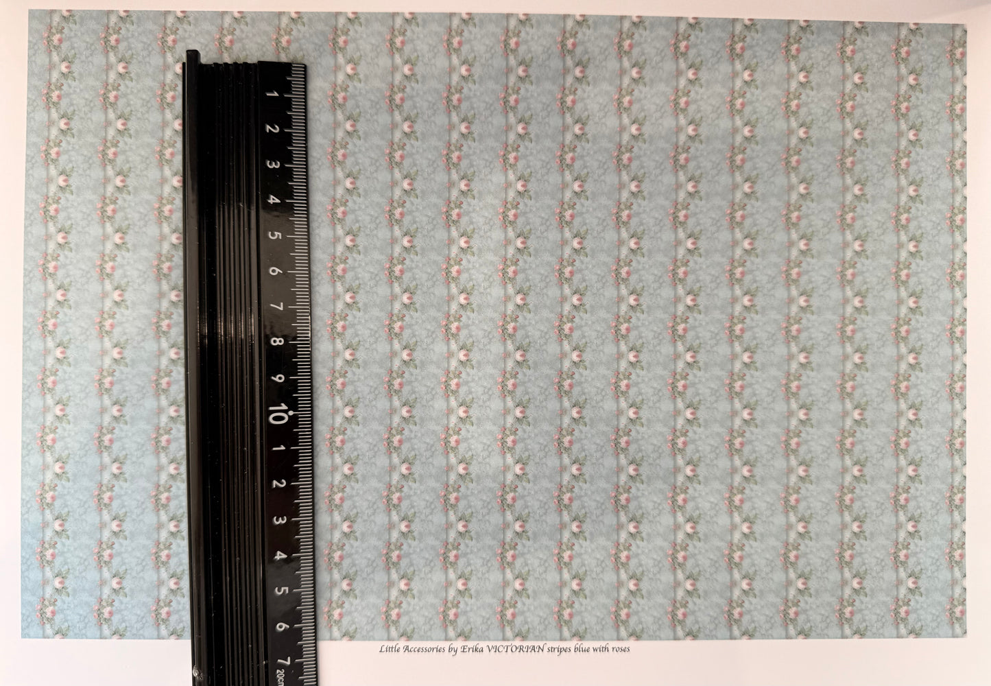 Wallpaper Victorian stripes with blue roses.