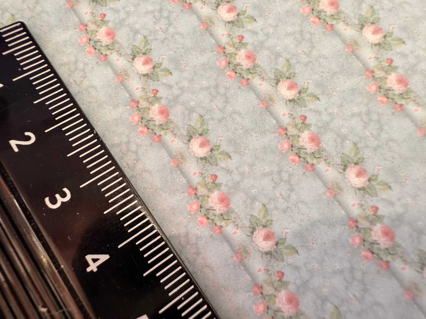 Wallpaper Victorian stripes with blue roses.