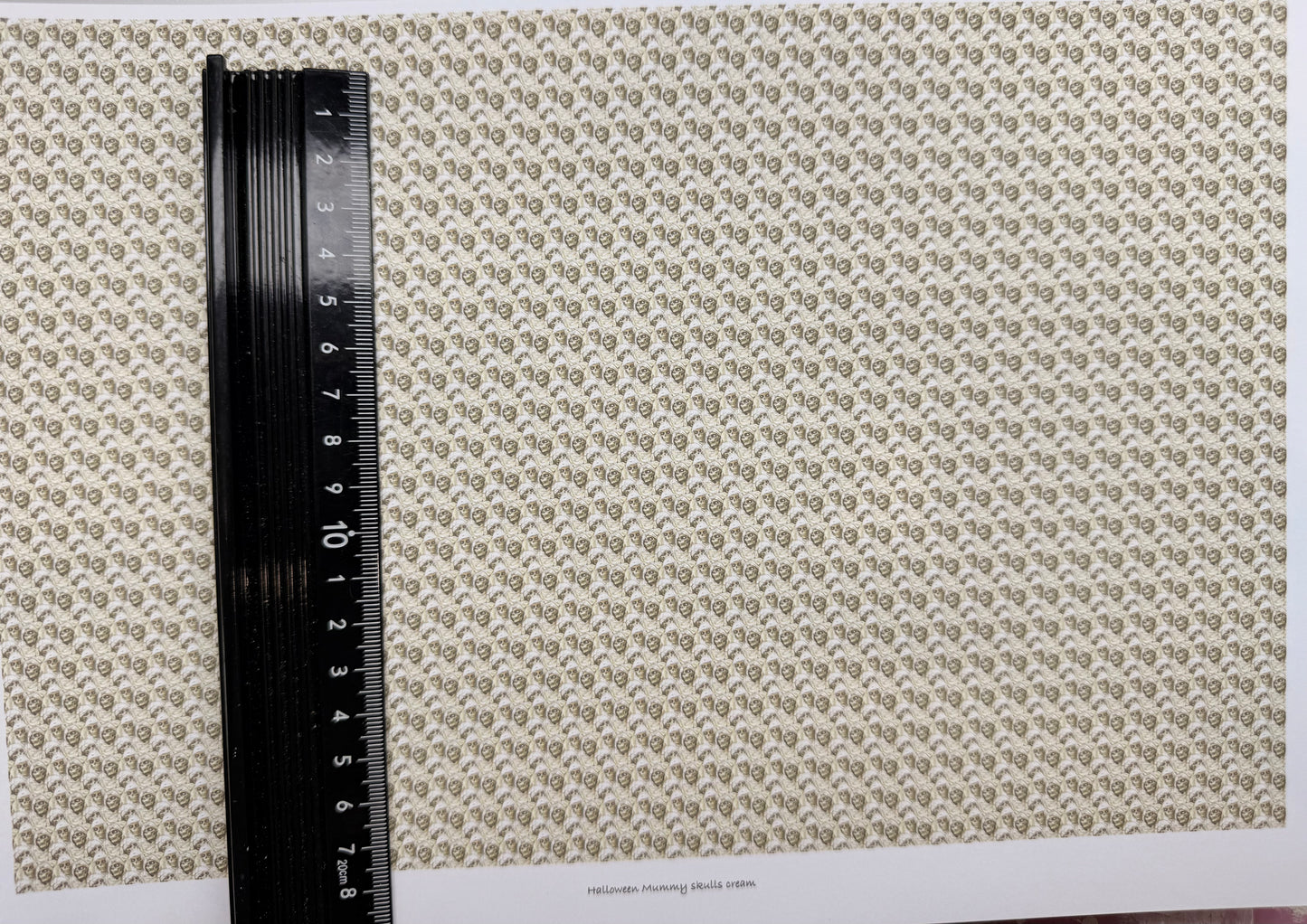 Wallpaper Halloween skulls cream 1/48th scale