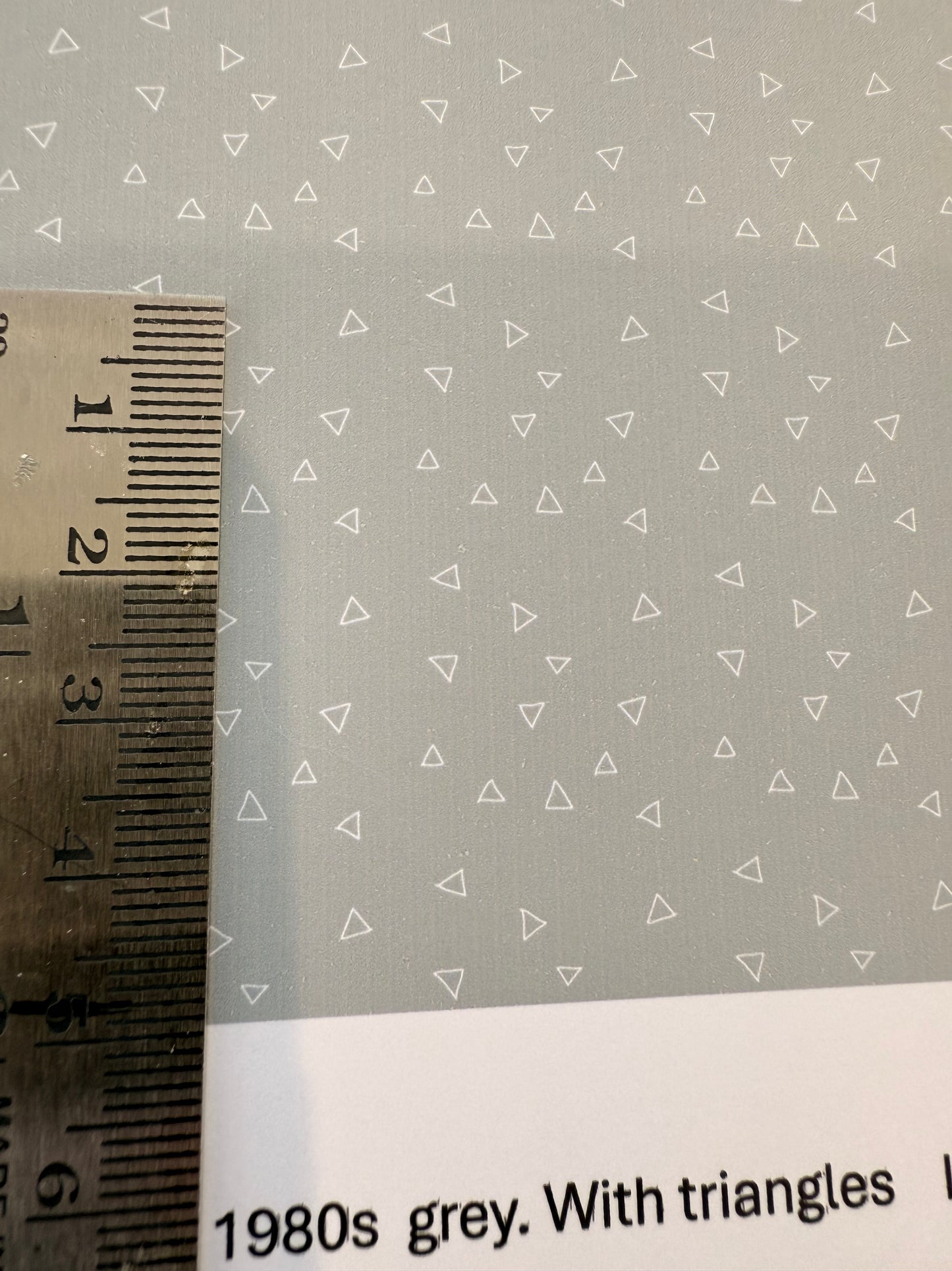 FABRIC 1980S GREY WITH TRIANGLES. 1/48
