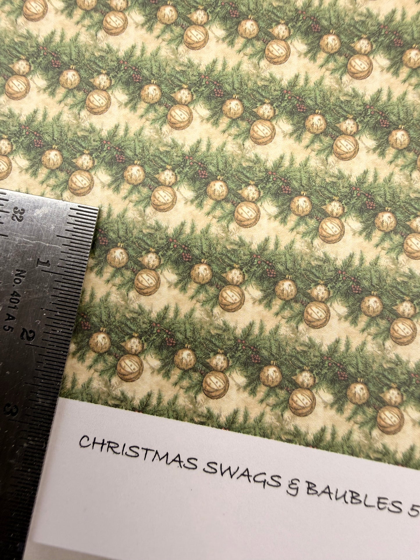 WALLPAPER CHRISTMAS SWAGS & BAUBLES 5