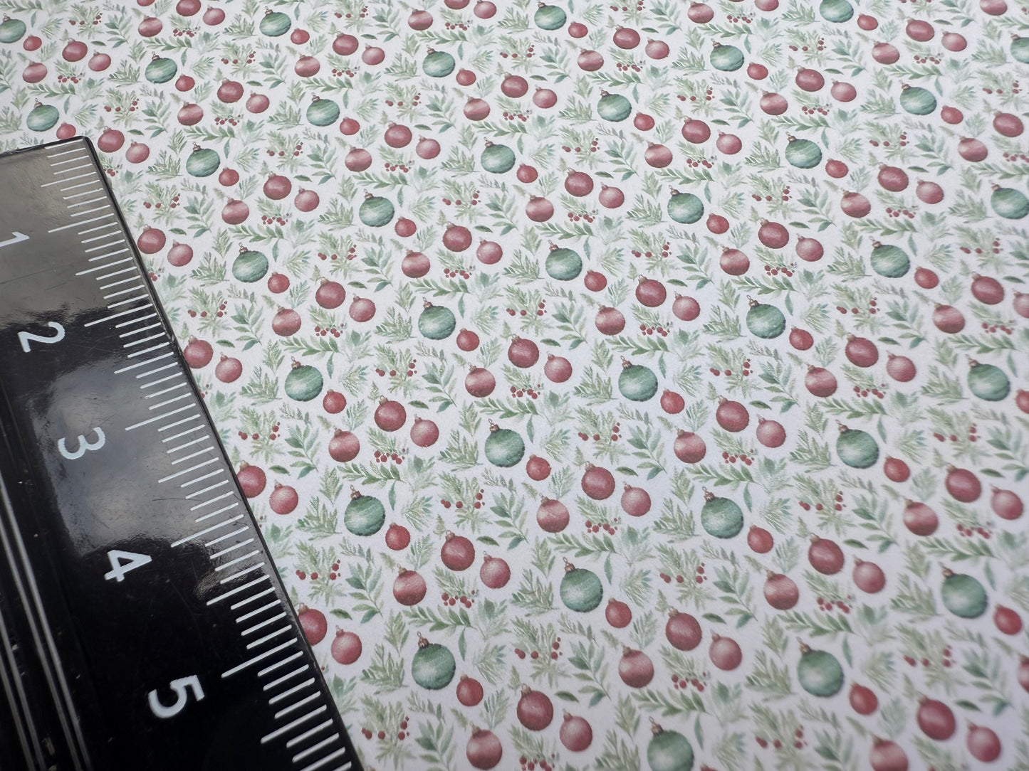 Wallpaper Christmas green & red baubles