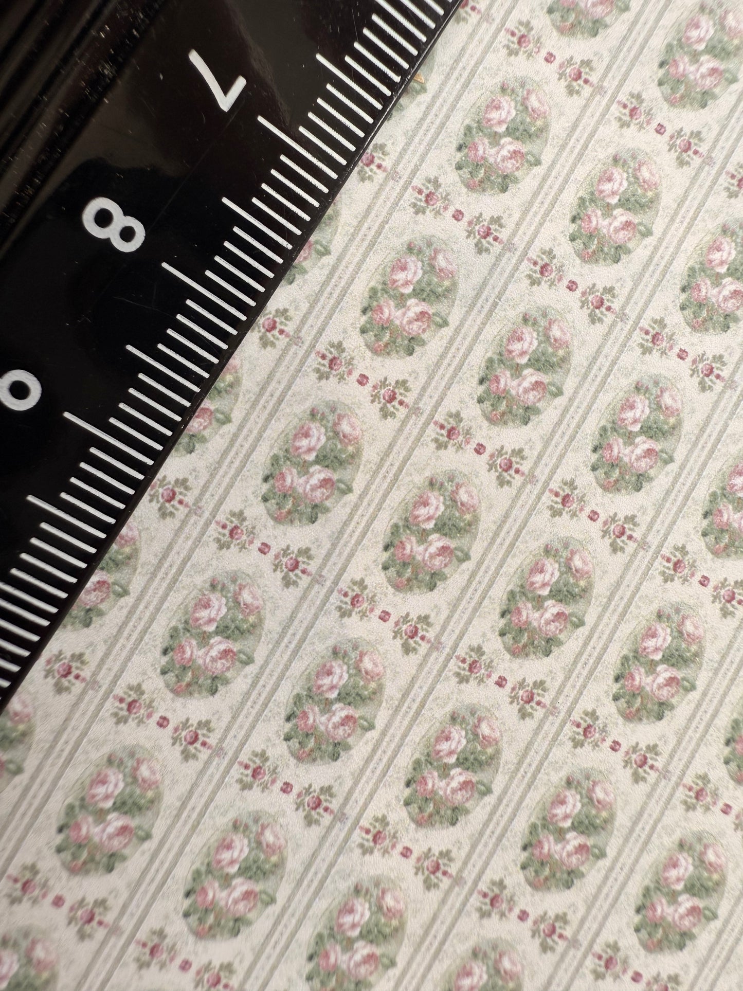 WALLPAPER VICTORIAN roses in ovals
