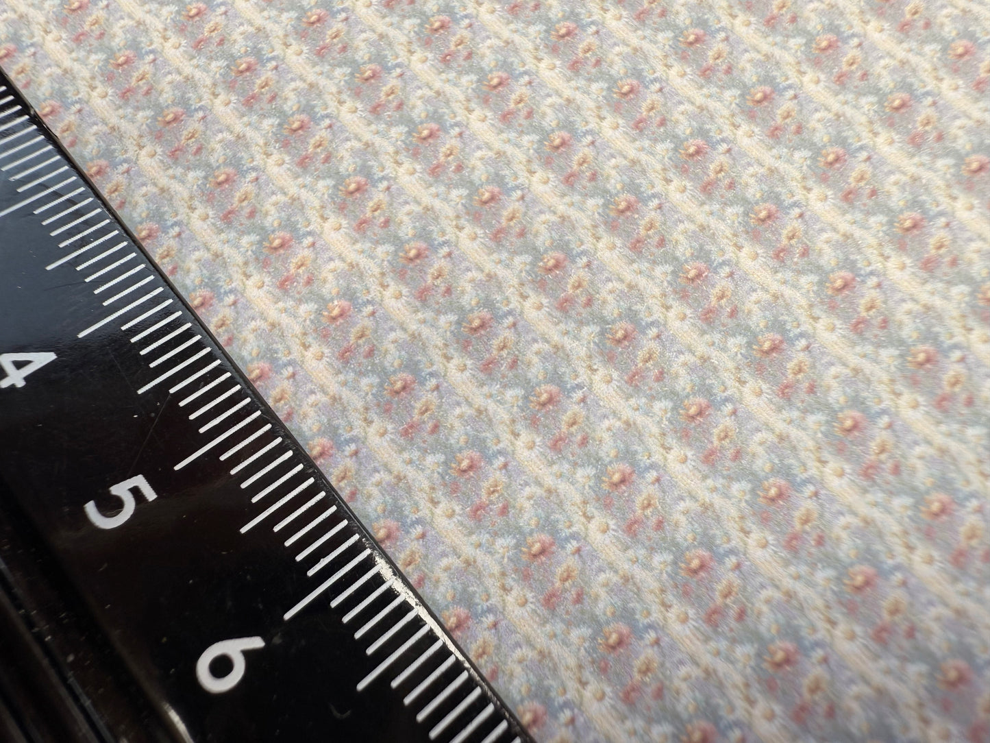 FABRIC Victorian rustic daisies 3