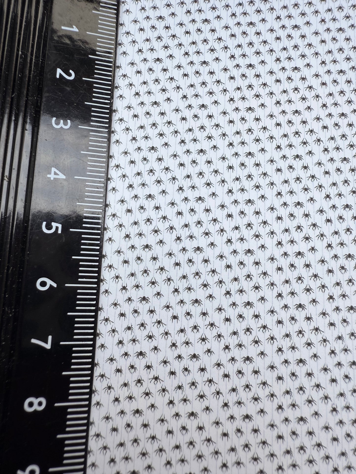 Wallpaper Halloween dangling spiders black & white